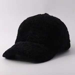 Primer plano de la textura de una gorra de béisbol de forro polar negro cálido de invierno.
