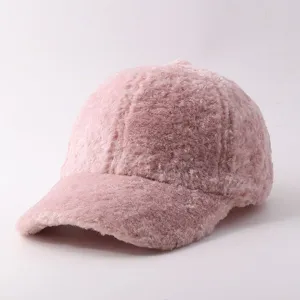 Primer plano de la gorra de béisbol rosa y mullida, textura de felpa suave y cálida.