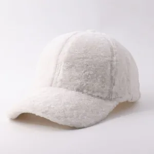 Primer plano detallado de la gorra de béisbol de felpa blanca con textura cálida.