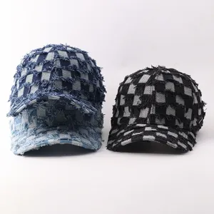 Gorra de béisbol de denim desgastado con elegante patrón de cuadros y visera curva.