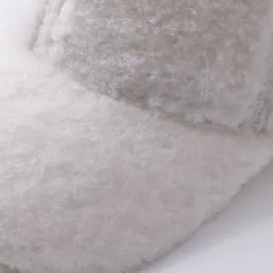 Detalle de tela de gorra de béisbol de felpa blanca, sombrero de invierno suave