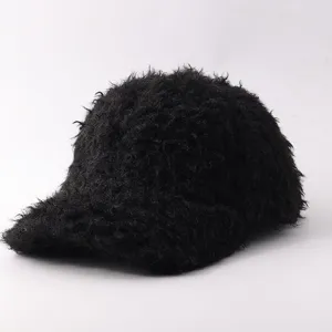 Detalle de la textura suave y peluda de la gorra de béisbol negra de invierno de felpa.