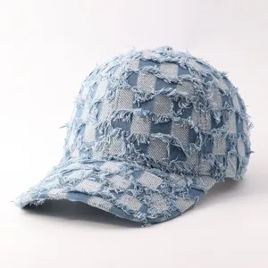 Gorra de beisbol de denim desgastado con patron de cuadros y bordes deshilachados de moda