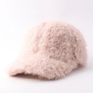 Detalle gorra de béisbol de felpa de invierno, sombrero rosa grueso cálido informal.