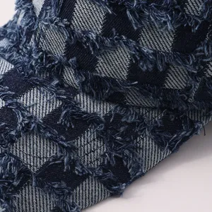 Primer plano detallado de una elegante gorra de béisbol de denim con un patrón a cuadros.