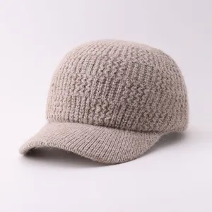 Vista detallada de la gorra de béisbol de punto de felpa cálida con visera curva.