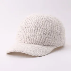 Vista detallada de la gorra de béisbol de punto esponjoso con textura suave y visera curva.