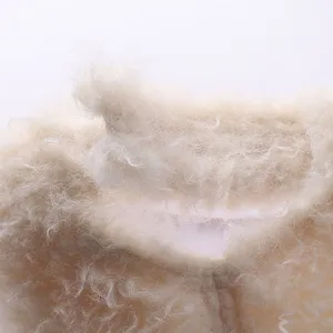 Primer plano del tejido acogedor de la gorra de béisbol de felpa beige, suave textura invernal.