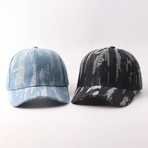 Detalle de gorra de béisbol de mezclilla desgastada, textura rota, visera curva streetwear.