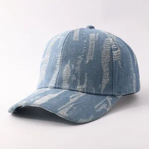 Gorra de béisbol de mezclilla desgastada con diseño lavado vintage y ala curva casual.