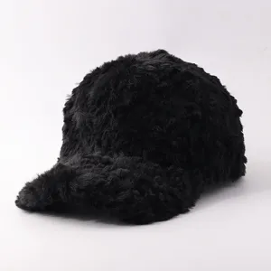 Primer plano de una gorra de béisbol de peluche negro, sombrero cálido de invierno al aire libre.