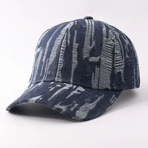 Gorra de béisbol de mezclilla azul oscuro con rayas desgastadas, estilo urbano casual.