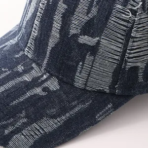 Primer plano de la gorra de béisbol de mezclilla desgastada con textura y visera curva