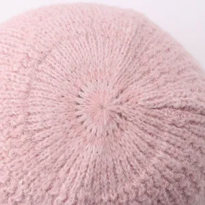 Primer plano de la textura del gorro de punto rosa, lana suave peluche invierno cálido detalle.