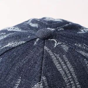 Primer plano del botón superior y los detalles de los paneles cosidos de una gorra vaquera.