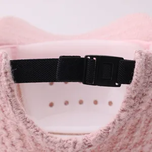 Vista detallada de la correa trasera de la gorra de béisbol de felpa rosa con hebilla ajustable.
