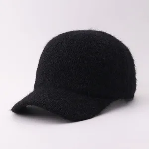 Vista detallada de la gorra de béisbol de punto esponjoso negro, suave, cálida y con visera.
