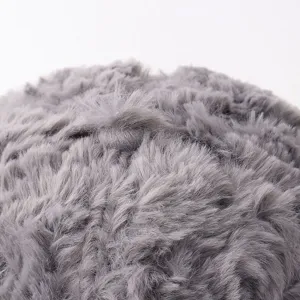 Primer plano detallado de la textura de piel sintética gris suave para gorro de invierno.