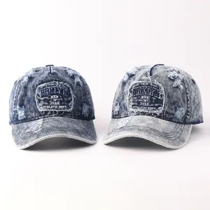 Gedetailleerd overzicht van versleten denim baseballcaps met gewassen finish en geborduurde patch.