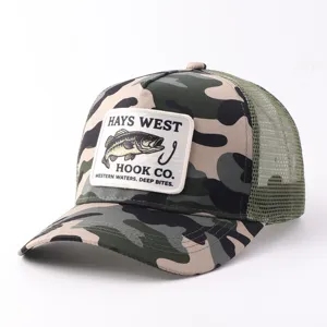Vista detallada de la gorra de camuflaje con parche de pesca, estilo transpirante outdoor.