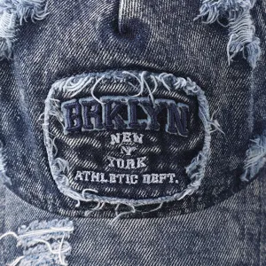 Vintage verwassen denim honkbalpet met coole geborduurde patch, retro straatstijl.
