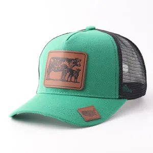 Gorra trucker verde y negra con parche de cuero de animal y malla trasera transpirable.