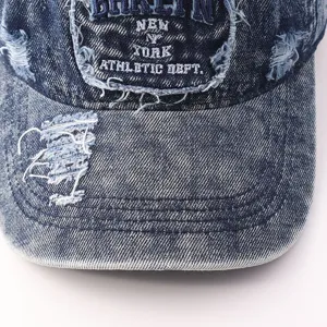 Gedetailleerd overzicht van de vintage denim honkbalpet met gewassen en versleten look.