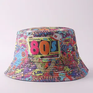 Vista detallada del sombrero de pescador retro de los 80 con grafitis, estampados pop art y sol.