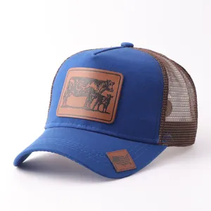Vista detallada de gorra azul con parche de cuero de vaca y malla marrón en la parte trasera.