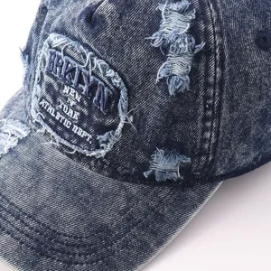 Close-up van de vintage denim baseballpet met een mooi geborduurde Brooklyn patch.