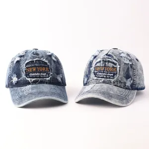 Vintage versleten denim honkbalpet met geborduurde patch en wassing voor vrije tijd.