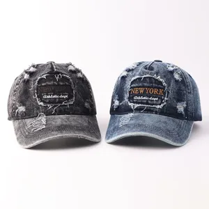 Gedetailleerd overzicht van vintage gewassen destroyed denim honkbalpetten met borduurwerk.