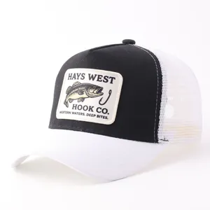 Primer plano detallado de la gorra trucker de malla blanco y negro con un parche de pesca.