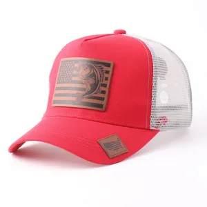 Vista detallada de cerca de la gorra trucker roja de malla con parche de cuero y pez