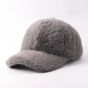 Primo piano berretto da baseball invernale in peluche grigio, morbida texture pelliccia.