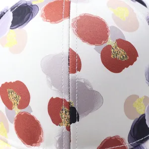 Detailaufnahme vom abstrakten Blumenmuster Baseballcap Stoff mit feinen Naehten.