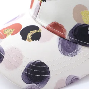 Nahaufnahme des abstrakten Aquarell-Blumenprint-Baseballcaps mit feinen Nähten und Schirmtextur.