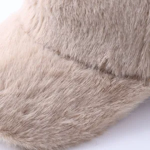 Primo piano del berretto da baseball invernale in peluche spesso con morbida trama in velluto.