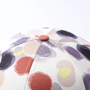 Nahaufnahme der stilvollen Baseballcap mit aquarellartigem Blumenmuster und feinen Nähten.
