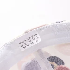 Detail des Innenetiketts mit 100% polyester Materialzusammensetzung und Herkunft.