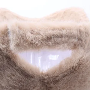 Primo piano dettagliato del cinturino posteriore del berretto invernale peluche, morbido.