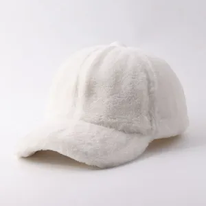 Vista dettagliata berretto baseball in peluche bianco, morbida texture pile vison per inverno.