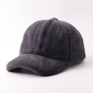 Primo piano della morbida berretta da baseball pelosa, texture calda per l'inverno