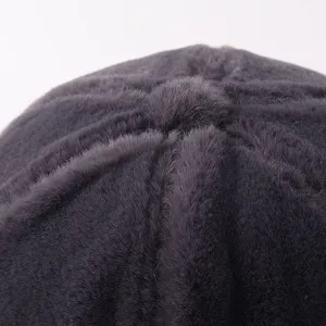 Primo piano dettagliato della parte superiore della cuffia invernale in morbido peluche.