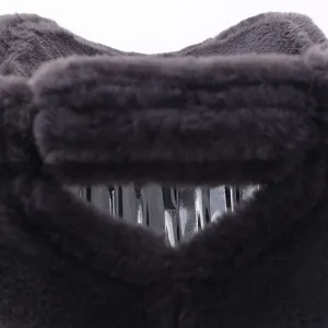 Dettaglio berretto da baseball in peluche invernale, pile spesso cappello caldo.