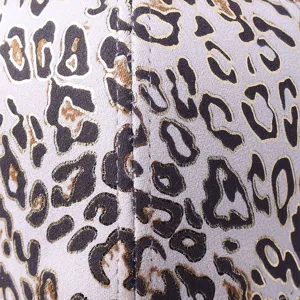 Primo piano del tessuto con stampa leopardata dorata e cuciture pulite sul berretto alla moda.