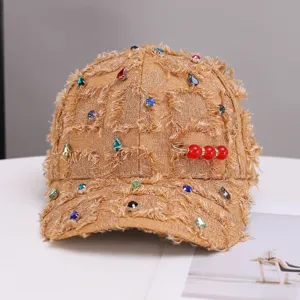 Modieuze fluwelen baseballpet met strass en franjes, stijlvolle bruine hoed voor vrouwen.