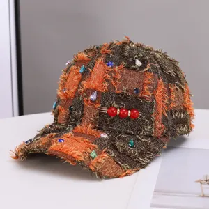 Bruine oranje tweed baseballcap met schitterende strass- en parelversieringen.