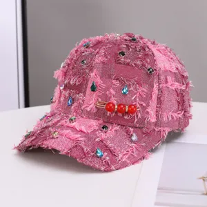 Roze franje honkbalpet met kleurrijke strass stenen en decoratieve speld met rode kralen.