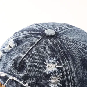 Detailopname van de Amerikaanse retro denim honkbalpet met gewassen vintage blauwe stof.